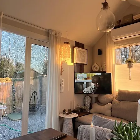 Unique Tiny House With Hot Tub Just 30 Minutes From Oslo בית נופש