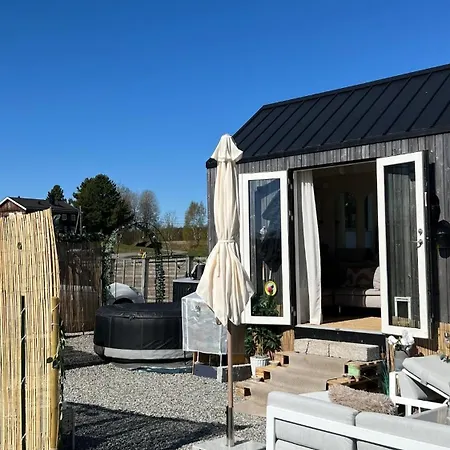 Unique Tiny House With Hot Tub Just 30 Minutes From Oslo בית נופש *